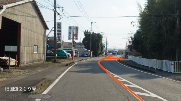 横田製材所様、正面の道を、小道のほうへ曲がり、直進ください。