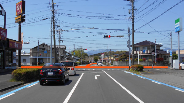 横田製材所様、正面の道を、小道のほうへ曲がり、直進ください。