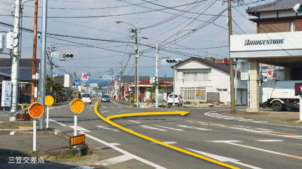 横田製材所様、正面の道を、小道のほうへ曲がり、直進ください。